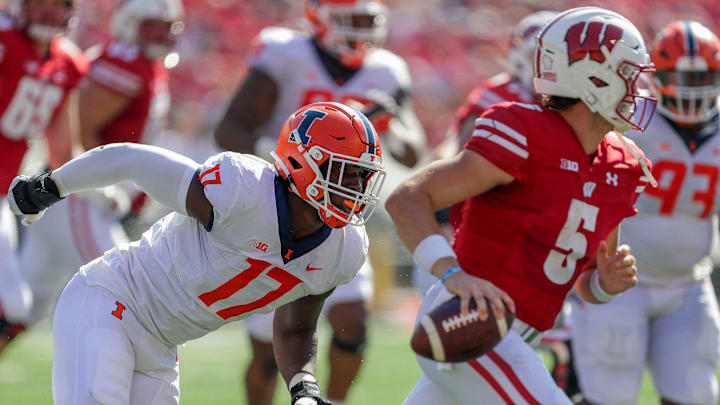 Illinois linebacker Gabe Jacas (17) pursues Wisconsin quarterback Graham Mertz (5) on Saturday, October 1, 2022, at Camp Randall Stadium in Madison, Wis. Tork Mason/USA TODAY NETWORK-Wisconsin

Usat Wisconsin Vs Illinois Football 100122 1007 Ttm