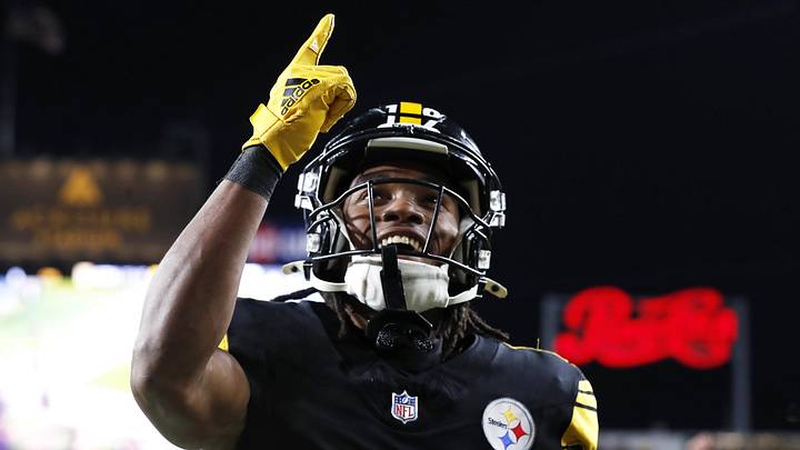 Oct 28, 2024; Pittsburgh, Pennsylvania, USA; Pittsburgh Steelers wide receiver Calvin Austin III (19) celebrates his twenty-nine yard pass reception for a touchdown against the New York Giants during the fourth quarter at Acrisure Stadium. Mandatory Credit: Charles LeClaire-Imagn Images