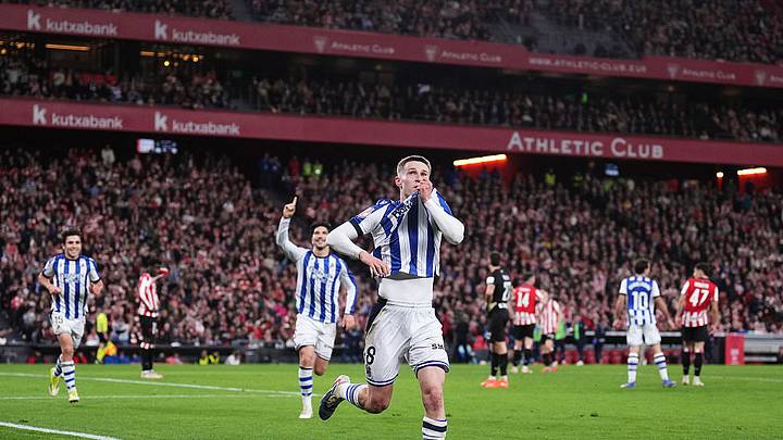 Benat Turrientes, de la Real Sociedad, celebra su gol ante el Athletic de Bilbao. Benat Turrientes, de la Real Sociedad, celebra su gol ante el Athletic de Bilbao.