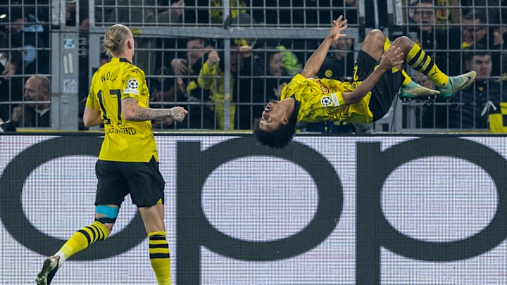 Karim Adeyemi bejubelt seinen Treffer artistisch Karim Adeyemi bejubelt seinen Treffer artistisch