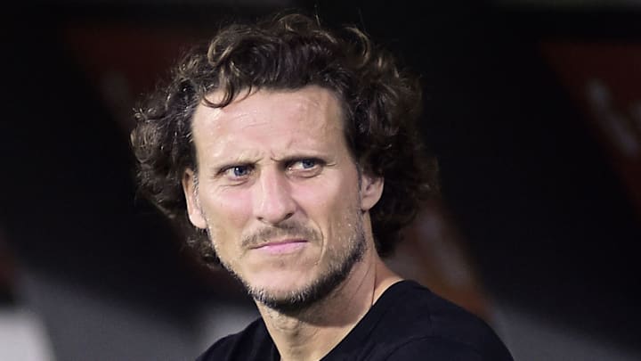 Eleito o craque da Copa do Mundo de 2010, Forlán teve passagem discreta pelo futebol brasileiro