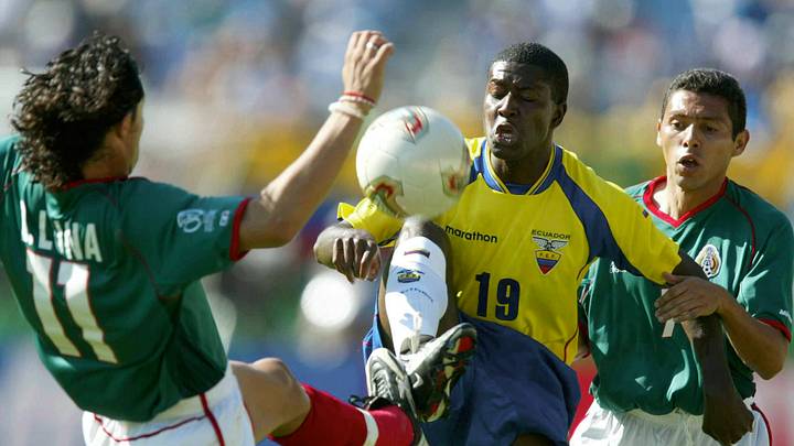 FUSSBALL: WM 2002 in JAPAN und KOREA, MEX - ECU 2:1