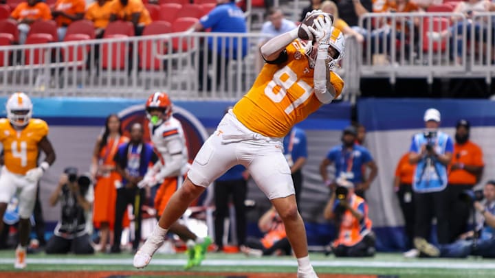 Aug 30, 2025; Atlanta, Georgia, USA; Tennessee Volunteers tight end Miles Kitselman (87) catches a pass for a touchdown against the Syracuse Orange in the fourth quarter at Mercedes-Benz Stadium. Mandatory Credit: Brett Davis-Imagn Images
