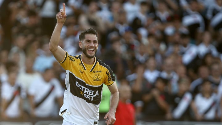 O Criciúma tenta se afastar da zona de rebaixamento do Brasileirão. 