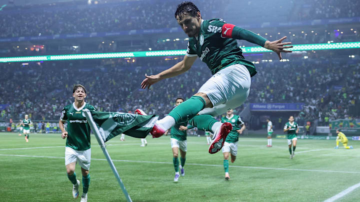 Chute na bandeirinha de escanteio é a comemoração típica de Veiga