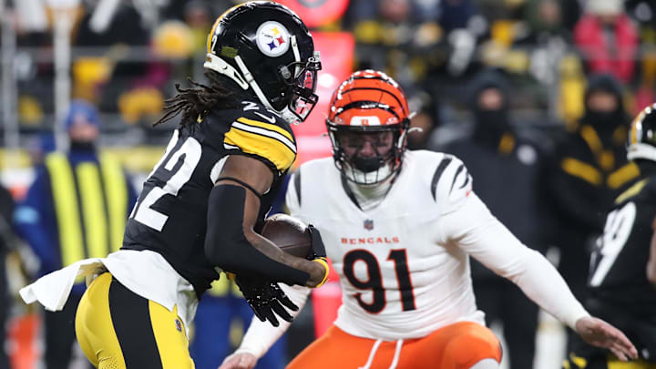 Pittsburgh Steelers running back Najee Harris (22) runs the ball as Cincinnati Bengals DE Trey Hendrickson (91) defends 