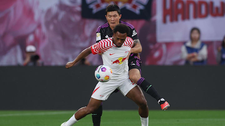 Lois Openda (v.) im Zweikampf mit Min-Jae Kim