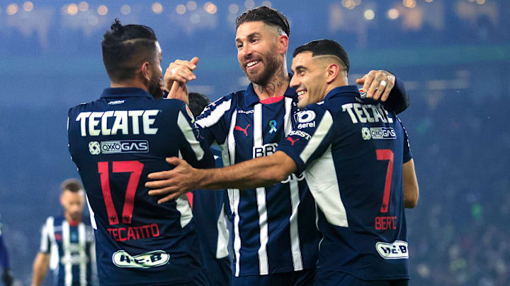 Jesús 'Tecatito' Corona, el español Sergio Ramos y el argentino Germán Berterame festejan uno de los goles contra San Luis