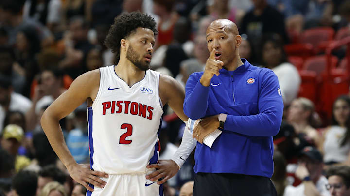 Detroit Pistons head coach Monty Williams (00) talks to guard Cade Cunningham.