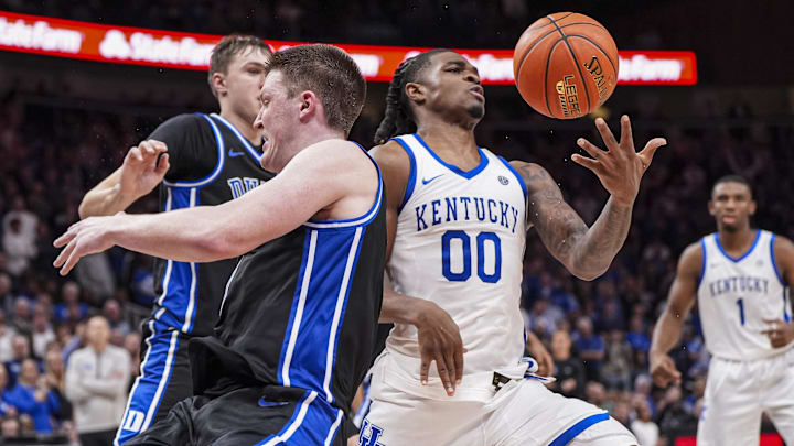 Nov 12, 2024; Atlanta, Georgia, USA; Kentucky Wildcats guard Otega Oweh (00) fights for the ball against Duke Blue Devils guard Kon Knueppel (7) during the second half at State Farm Arena. Mandatory Credit: Dale Zanine-Imagn Images Nov 12, 2024; Atlanta, Georgia, USA; Kentucky Wildcats guard Otega Oweh (00) fights for the ball against Duke Blue Devils guard Kon Knueppel (7) during the second half at State Farm Arena. Mandatory Credit: Dale Zanine-Imagn Images