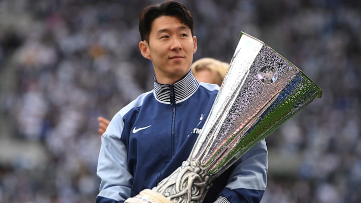 Heung-Min Son verabschiedet sich von Tottenham mit einer Trophäe