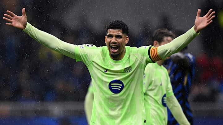 R. Araujo - FC Barcelone