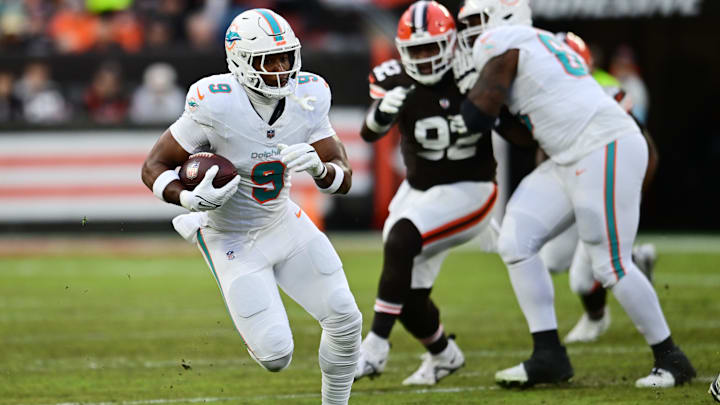 Miami Dolphins tight end Jonnu Smith (9) runs with the ball after a catch during the first half against the Cleveland Browns at Huntington Bank Field. Miami Dolphins tight end Jonnu Smith (9) runs with the ball after a catch during the first half against the Cleveland Browns at Huntington Bank Field.