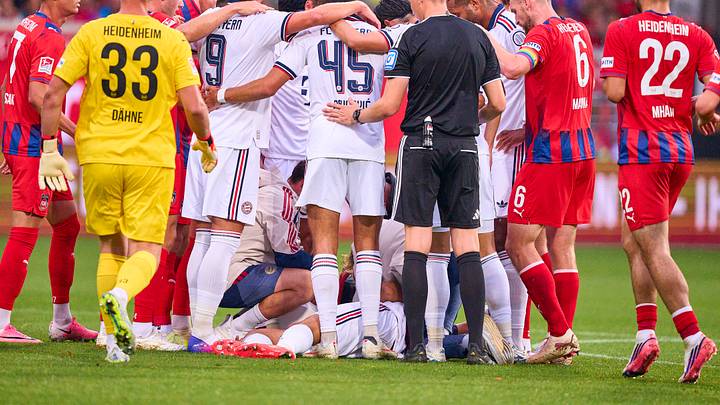 Jamal Musiala brach gegen den 1. FC Heidenheim erneut zusammen Jamal Musiala brach gegen den 1. FC Heidenheim erneut zusammen