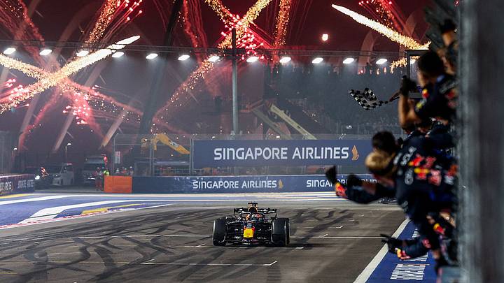 Max Verstappen y Red Bull transformaron por completo el rumbo de su temporada: ganaron en Malasia y Singapur, además de conquistar la pole position en ambas carreras. Max Verstappen y Red Bull transformaron por completo el rumbo de su temporada: ganaron en Malasia y Singapur, además de conquistar la pole position en ambas carreras.
