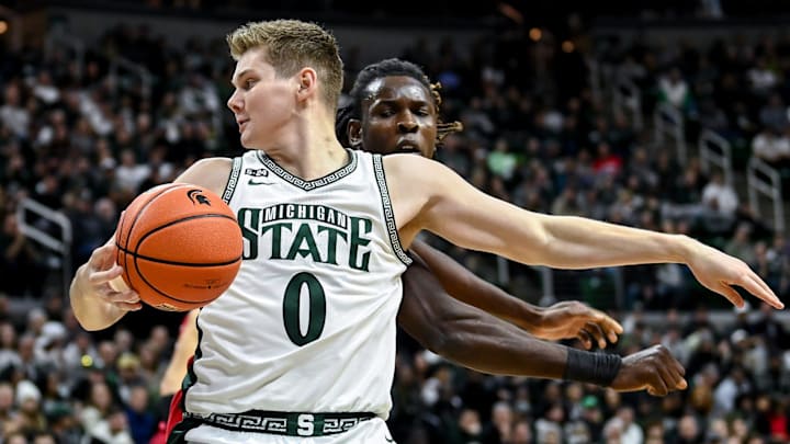 Michigan State's Jaxon Kohler, left, spins past Rutgers' Clifford Omoruyi on his way to scoring