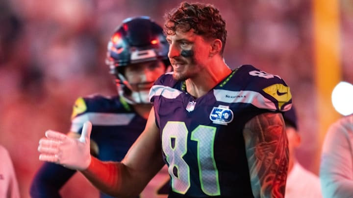 Sep 25, 2025; Glendale, Arizona, USA; Seattle Seahawks tight end Eric Saubert (81) against the Arizona Cardinals at State Farm Stadium. Sep 25, 2025; Glendale, Arizona, USA; Seattle Seahawks tight end Eric Saubert (81) against the Arizona Cardinals at State Farm Stadium.