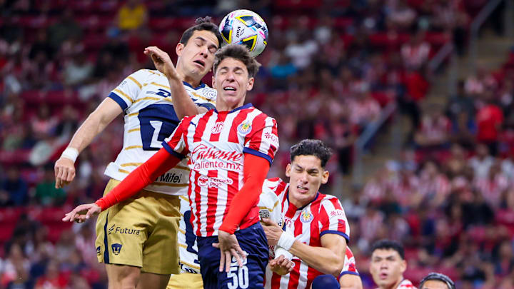 Ulises Rivas de Puma compite en el aire con Mateo Chávez de Chivas en el Apertura 2024