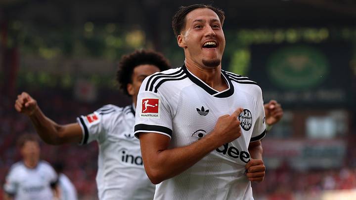 Sicherte sich nach seiner irren Tor-Show direkt den Spielball als Andenken: Frankfurts Dreierpacker Younes Ebnoutalib