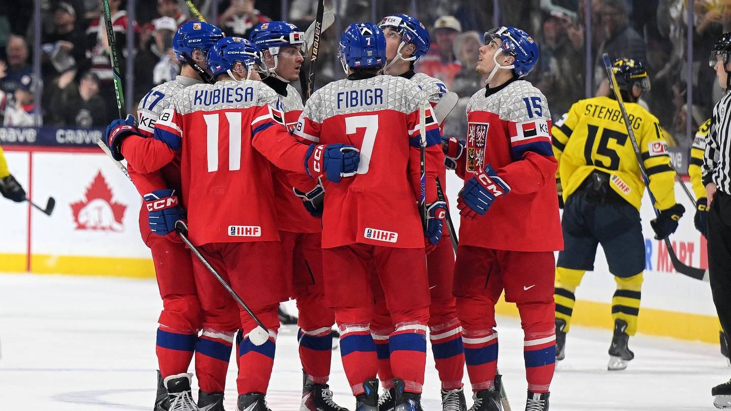 Morning Chirps: World Junior roster projections, a bevy of front office movies