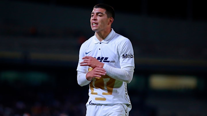 Erik Lira perdió la batalla en el mediocampo. Erik Lira perdió la batalla en el mediocampo.