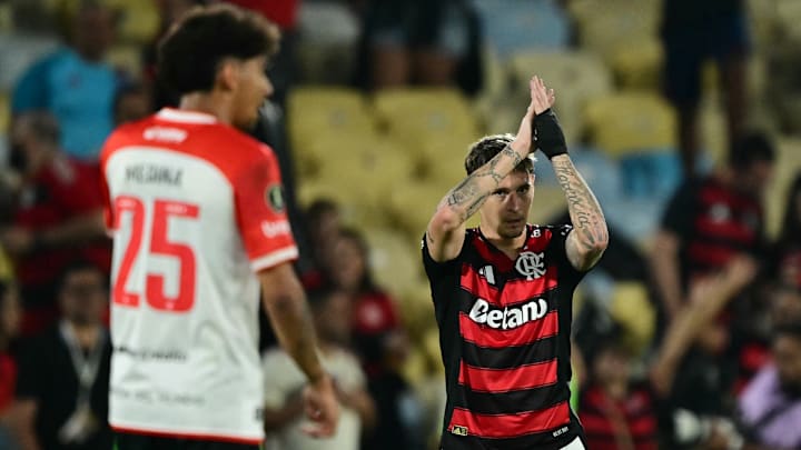 Varela marcou pelo Flamengo contra o Estudiantes