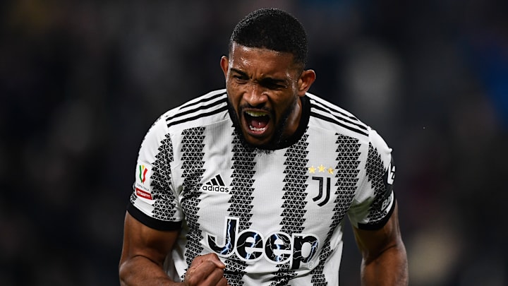 Joli coup de casque de Gleison Bremer