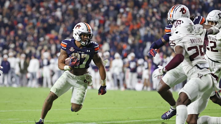 Nov 23, 2024; Auburn, Alabama, USA; Auburn Tigers running back Jarquez Hunter (27) heads for the goal line during the first overtime against the Texas A&M Aggies at Jordan-Hare Stadium. Mandatory Credit: John Reed-Imagn Images Nov 23, 2024; Auburn, Alabama, USA; Auburn Tigers running back Jarquez Hunter (27) heads for the goal line during the first overtime against the Texas A&M Aggies at Jordan-Hare Stadium. Mandatory Credit: John Reed-Imagn Images