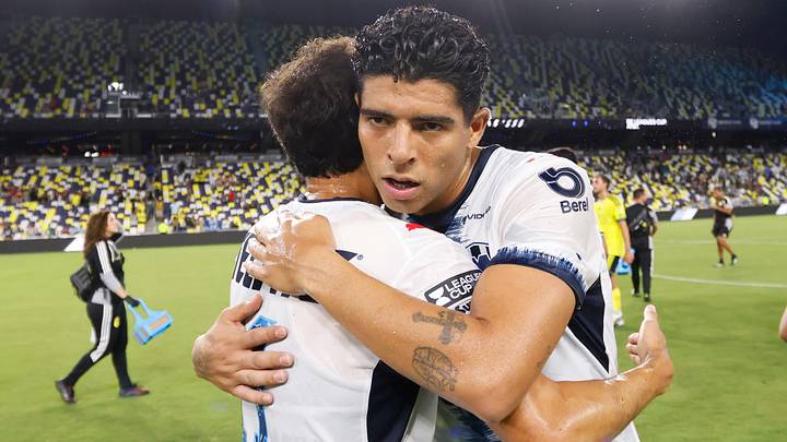 Víctor Guzmán abraza a un compañero tras el triunfo conseguido en la Leagues Cup Víctor Guzmán abraza a un compañero tras el triunfo conseguido en la Leagues Cup