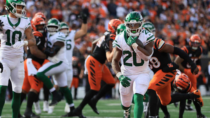 Oct 26, 2025; Cincinnati, Ohio, USA; New York Jets running back Breece Hall (20) runs with the ball against the Cincinnati Bengals at Paycor Stadium. Mandatory Credit: Katie Stratman-Imagn Images Oct 26, 2025; Cincinnati, Ohio, USA; New York Jets running back Breece Hall (20) runs with the ball against the Cincinnati Bengals at Paycor Stadium. Mandatory Credit: Katie Stratman-Imagn Images