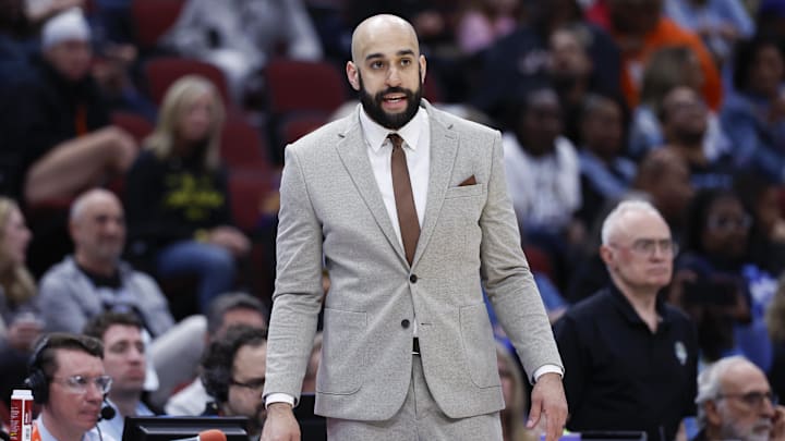 Jun 7, 2025; Chicago, Illinois, USA; Indiana Fever first assistant coach Austin Kelly reacts during the first half of a WNBA game against the Chicago Sky at United Center. Mandatory Credit: Kamil Krzaczynski-Imagn Images Jun 7, 2025; Chicago, Illinois, USA; Indiana Fever first assistant coach Austin Kelly reacts during the first half of a WNBA game against the Chicago Sky at United Center. Mandatory Credit: Kamil Krzaczynski-Imagn Images