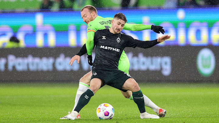 Romano Schmid (v.) im Duell mit Maxi Arnold