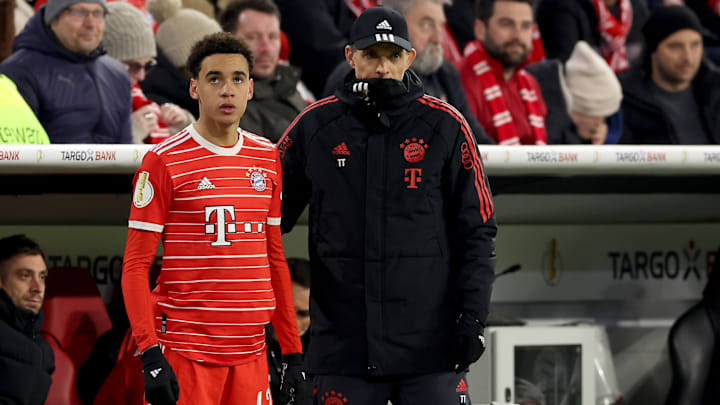 Jamal Musiala vor seiner Einwechslung mit Thomas Tuchel Jamal Musiala vor seiner Einwechslung mit Thomas Tuchel