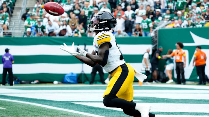 Pittsburgh Steelers running back Kaleb Johnson (20) gets ready to catch the Jets punt and run the ball, Sunday, September 7, 2025, in East Rutherford.
