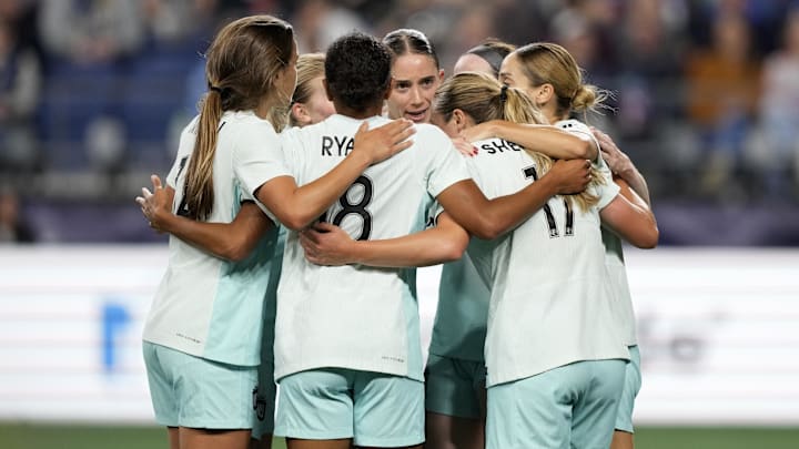 NJ/NY Gotham FC midfielder Delanie Sheehan (17) celebrates with teammates after scoring during the first half against Seattle Reign FC at Lumen Field 