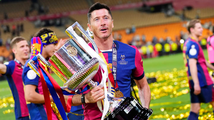 Robert Lewandowski mit der Copa-Trophäe