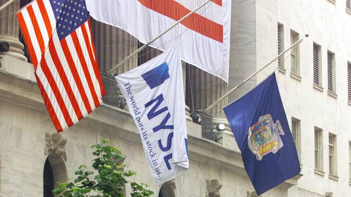 9/17/2001 -- Workers in the financial district file past the New York Stock Exchange on Broad St. on the first day of trading since the terrorist attack on the World Trade Center. ORG XMIT: BACK TO WORK111.JPG 9/17/2001 -- Workers in the financial district file past the New York Stock Exchange on Broad St. on the first day of trading since the terrorist attack on the World Trade Center. ORG XMIT: BACK TO WORK111.JPG