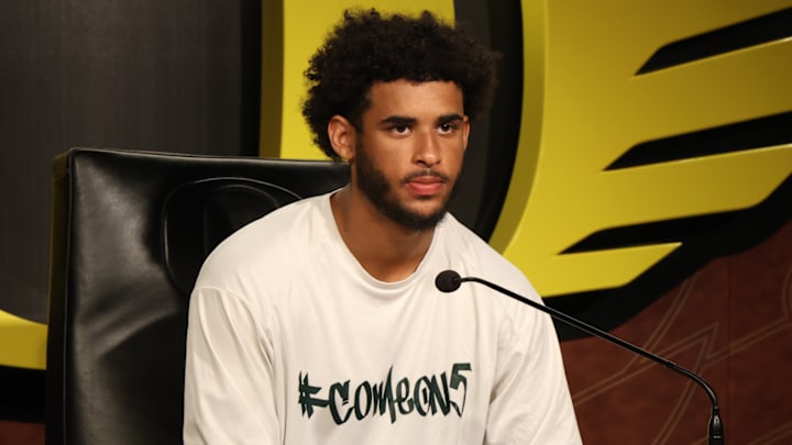 Oregon Ducks Quarterback Dante Moore Evaluates 'Hilarious, Huge' Akili Smith Jr. 