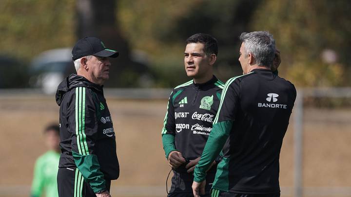 Javier Aguirre, técnico de la Selección Mexicana, junto a sus auxiliares, Rafael Márquez y Toni Amor. Javier Aguirre, técnico de la Selección Mexicana, junto a sus auxiliares, Rafael Márquez y Toni Amor.