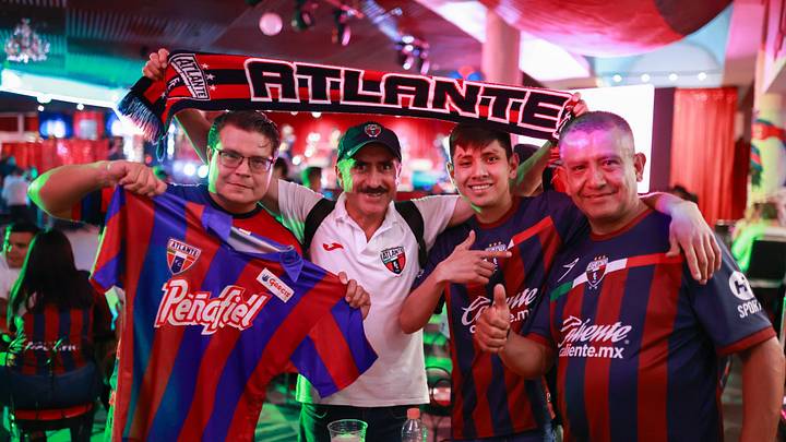 Aficionados del Atlante celebran los 110 años del club