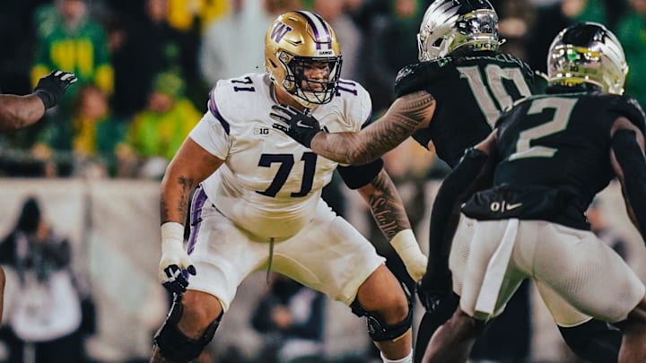 Kahlee Tafai pass protects in the Huskies' 49-21 loss at Oregon.