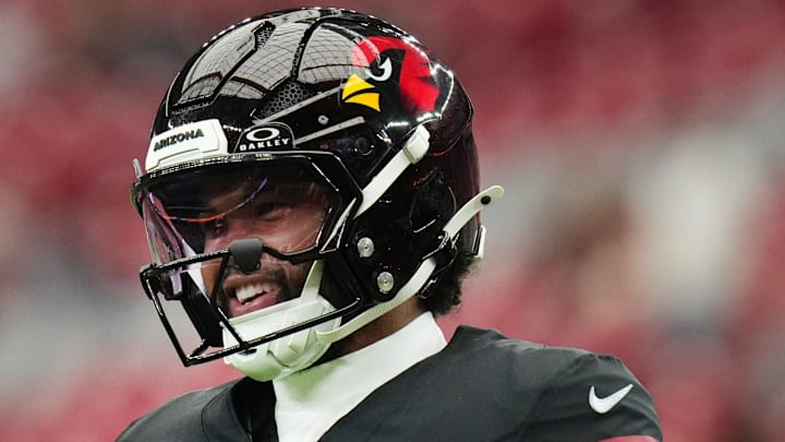 Arizona Cardinals quarterback Kyler Murray (1) chats with teammates before their game against the Tennessee Titans at State Farm Stadium in Glendale on Oct. 5, 2025.