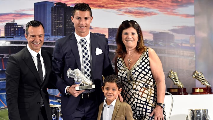Cristiano Ronaldo y Jorge Mendes, junto a la familia del jugador portugués