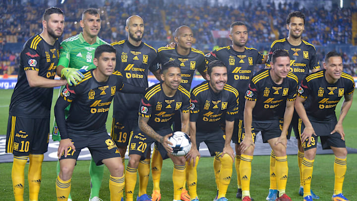 Jugadores de Tigres UANL previo a un partido.