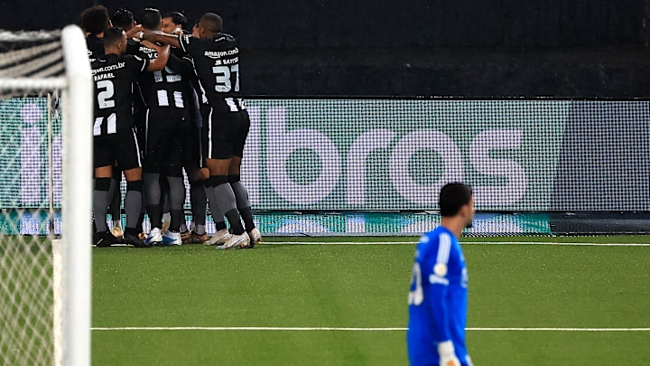 Alvinegro conseguiu o gol decisivo no apagar das luzes