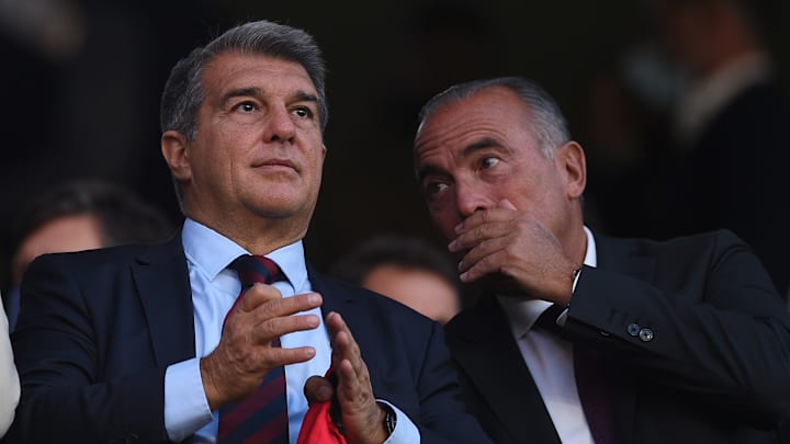 Joan Laporta (li.) könnte heute doch noch kurzfristig nach Doha fliegen, um die Verhandlungen um Xavi zu führen