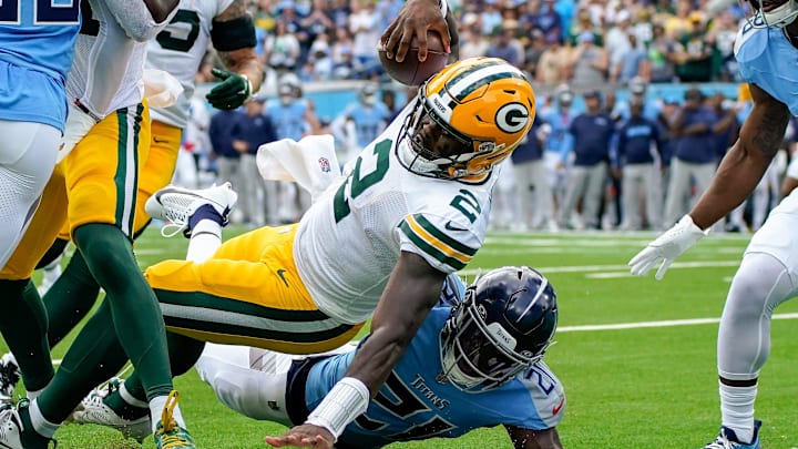 Green Bay Packers quarterback Malik Willis (2) scores a touchdown past Tennessee Titans cornerback Roger McCreary on Sunday.