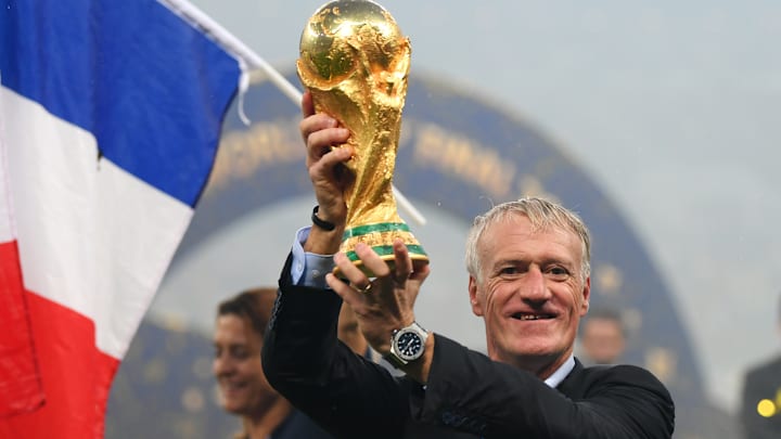 Deschamps avec la Coupe du monde 2018 Deschamps avec la Coupe du monde 2018