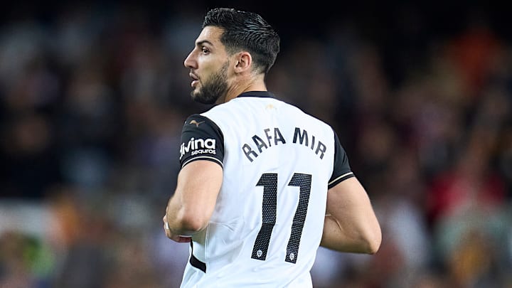 Según la cuenta de X, Zona Xolos, así como diferentes medios de España, el delantero español Rafa Mir, actualmente en Valencia a préstamo desde el Sevilla, estaría firmando con Xolos de Tijuana en las próximas horas.