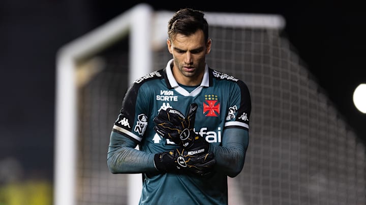 Léo Jardim tem futuro incerto no Vasco